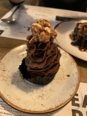 Cupcake vanilla caramel cream (gf and vegan,no refined sugars) at Honest Greens in Lisbon