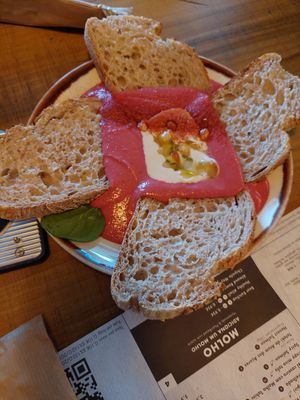 Hummus rode biet at Honest Greens in Lisbon