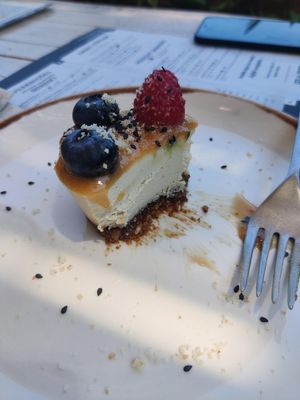 Vegan cheesecake #Veganuary at Honest Greens in Lisbon
