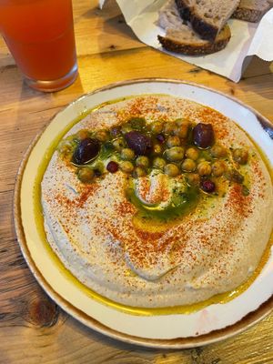 Humus clássico com paprika, azeitonas e pão caseiro  at Honest Greens in Lisbon