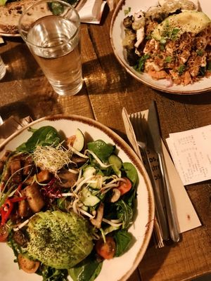 Garden Bowl Avocado Supergreen com Tempeh  at Honest Greens in Lisbon