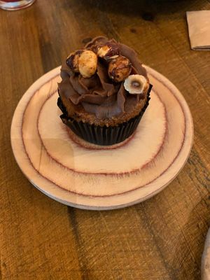 cupcake vanilla caramel cream (not worth it) at Honest Greens in Lisbon