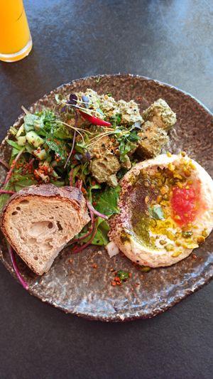 Herb tofu with extra hummus 🤤 at Honest Greens in Lisbon