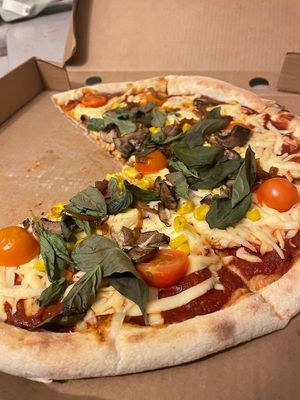 Pizza champiñon, cebolla caramelizada, tomate cherry, choclo, albahaca at Juana la Brava in Santiago