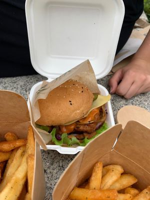 Monster Burger und French Fries at Zen Wonderland in Sintra