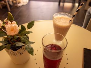 "boto cor de rosa" infusion + strawberry "zen shake protein" at Zen Wonderland in Sintra