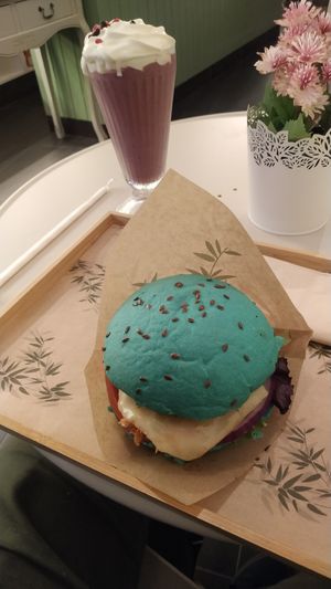 A burger and an açaí milk shake at Zen Wonderland in Sintra