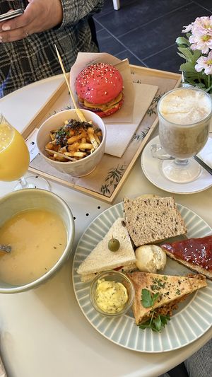 burger jaca BBQ, feitas com cheddar e cogumelos, picnic buffet  at Zen Wonderland in Sintra