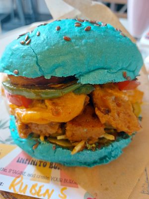 A veg burger in Spirulina bread at Zen Wonderland in Sintra