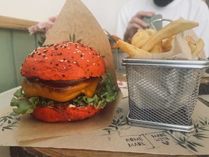 Hamburguesa de alubias negras con queso artesanal   at Zen Wonderland in Sintra