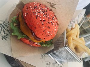 Hamburguesa de alubias negras y queso artesanal   at Zen Wonderland in Sintra