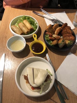 Table with nems, tempura, mo-poulet frit végétal   at Cantine De Lotus in Paris