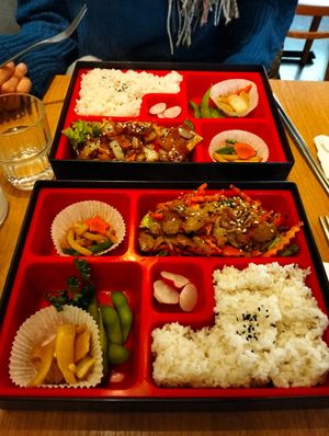 Bandejas veganas: pato y cerdo at Cantine De Lotus in Paris