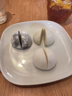 Mochis litchi (vegan), pistache et sésame (végétariens) at Cantine De Lotus in Paris