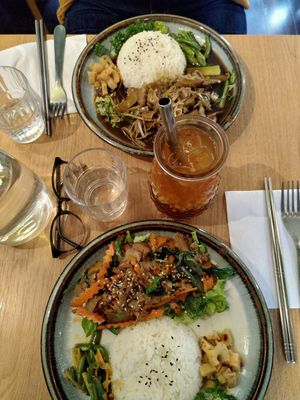 Poulet aux trois saveurs et canard laqué at Cantine De Lotus in Paris