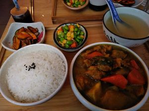 Curry de poulet végétal at Cantine De Lotus in Paris