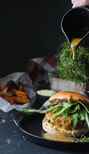 Gourmet burger with rucola and red onion at Soo Uulits Tänavagurmee in Tallinn