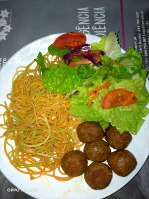Almôndegas de aveia, nozes e legumes acompanhadas com esparguete multicolor e uma deliciosa salada🤔 at Muxima Yami in Oliveira Do Bairro