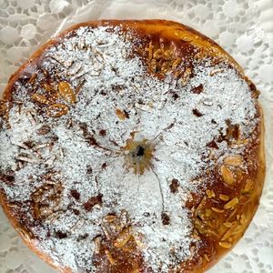 Bolo rei e rainha😋 at Muxima Yami in Oliveira Do Bairro