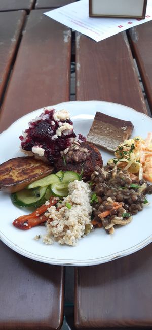6€ für diesen halbleeren Teller vom Buffet. Fürs nachnehmen hätte ich noch mal zahlen müssen. Nicht zu empfehlen! at Keep Living in Salzburg