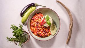 KEEP SPICY - 
Chili sin Carne: Bohnen mit Mais, Melanzani, Paprika, Chili (Wahlweise mit Quinoa, Hirse oder Reis)  at Keep Living in Salzburg