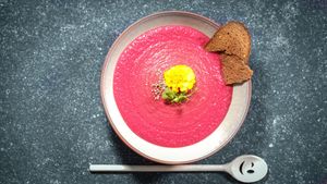 KEEP FIT - 
Rote Bete mit Apfel, Meerrettich, Hanfsamen mit Geröstete Bauernbrotchips at Keep Living in Salzburg