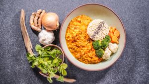 KEEP HEARTY - 
Linsen-Dal mit Brokkoli, Karotte, Schwarzer Sesam (Wahlweise mit Quinoa, Hirse oder Reis)  at Keep Living in Salzburg