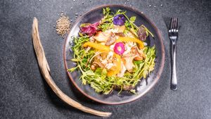 KEEP LOCAL - 
Sautierte Kräutersaitlingemit Weißkraut, Paprika, Kümmel, Haferflocken at Keep Living in Salzburg