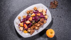 KEEP ACTIVE - 
Rotkraut mit Apfel, Walnuss, Brunnenkresse, Geröstete Bauernbrotwürfel
 at Keep Living in Salzburg