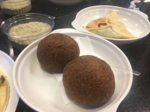 Kibe vegano e esfiha de acelga at Yashar in Rio De Janeiro