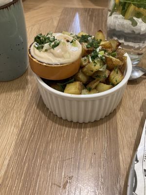 Potatoes with vegan cheese mayo  at Brunette Burger in Plzen