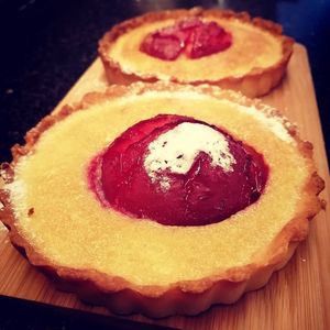 Tartaletas de ciruela y frangipane ! Gluten-free and homemade yummy at ClemCafé in Santiago De Compostela