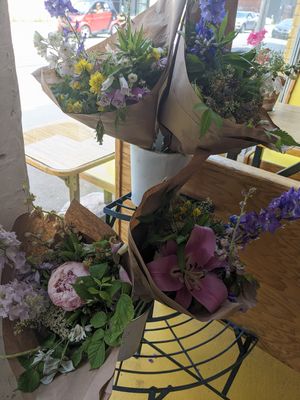 Bouquets for sale at Le Dep Frida in Trois-rivieres