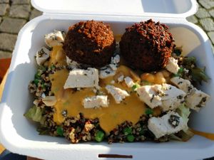 Quinoa Bowl to go at Potateria in Mannheim