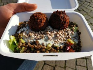 Linsen Bowl to go at Potateria in Mannheim