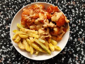Cauliflower wings and cheese fries at Potateria in Mannheim