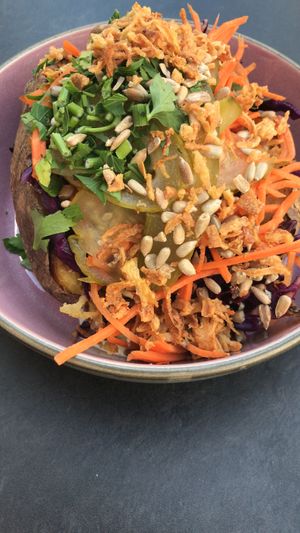 Kräutercreme, Kraut, Karotten, Gewürzgurken, geröstete Sonnenblumenkerne,Röstzwiebeln, frische Kräuter   at Potateria in Mannheim