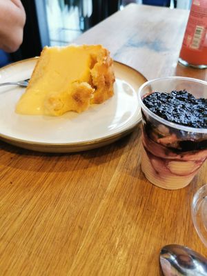 Käsekuchen, noch warm 😀, Schokomousse mit Heidelbeeren at Potateria in Mannheim