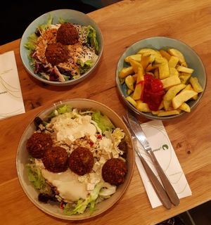 A large bowl (with veta cheese), a small bowl (with multiple toppings), and a portion of parsley fries at Potateria in Mannheim