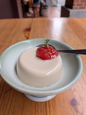 Lavender infused pudding with red guava at Mukuchi 無口小廚 - WúKǒu Xiǎo Chú in Taipei