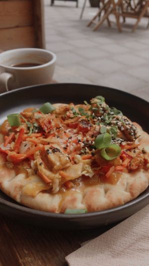 Pita vegan kip met curry saus en mango. Mijn absolute favoriet van het menu!   at Jungle Café & Catering in Eindhoven