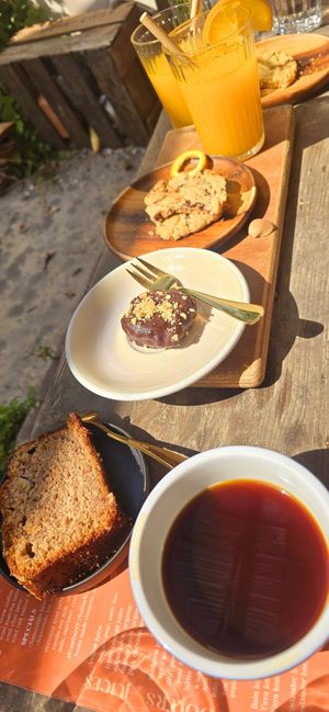 Bananabread, batch brew, snickers date, chocolate chip cookie at Jungle Café & Catering in Eindhoven