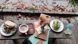 Oesterzwammen op spelt desem brood, vegan worstenbroodje, avocado toast. Warme chocolade melk en limonade. at Jungle Café & Catering in Eindhoven