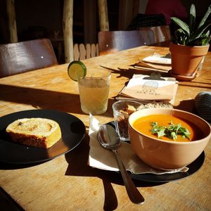 Verse tomatensoep, huisgemaakt pestobrood en kombucha 😋 at Jungle Café & Catering in Eindhoven