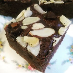 Brownie cubierto con almendras🌱 at Vegan & Vegan in Puebla