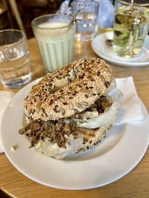 Veganer Bagel mit planted Chicken und Matcha Latte   at Cafesito in Dornbirn