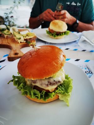 hamburger avocado club at Luca in Coimbra