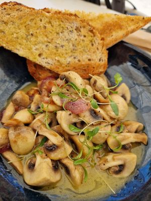 Mushrooms with onions and garlic at Luca in Coimbra