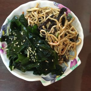 The side dish I selected: seaweed and tofu noodles at YuánTián Shū Shí 原田蔬食 in Taichung
