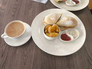 Sanduíche caprese com batatas e capuccino com leite de amêndoas. *Obs: pasta de alho não é vegano. Contém ovos. at Cafe Central Traveler's Coffee in Cartagena